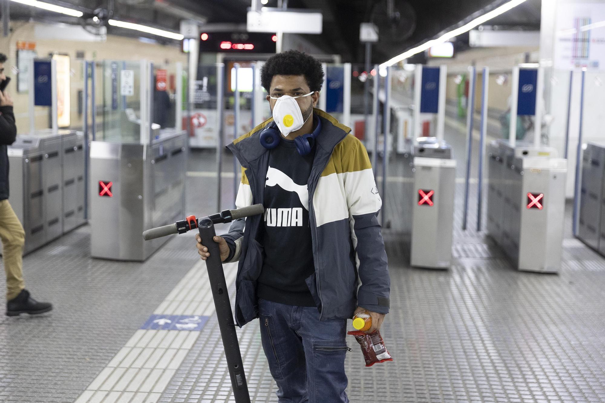 Barcelona 19/12/2022 Usuarios de patinete eléctrico en el transporte público En la foto, Fran Será en la estación de los Ferrocarrils Catalans  de Espanya  Foto de Ferran Nadeu