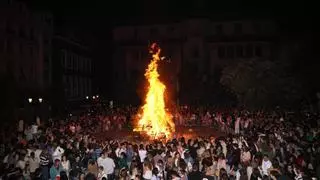 El fuego atiza la hoguera de San Juan en Oviedo después de las celebraciones por el ascenso