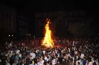 EN IMÁGENES | El fuego atiza la hoguera de San Juan en Oviedo