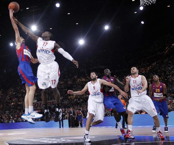 El jugador del Olympiacos Patrick Beverly (2-i) se opone al lanzamiento de Juan Carlos Navarro, del Regal FC Barcelona, el domingo 09 de mayo de 2010, durante el partido por la final de la Euroliga de baloncesto en Bercy, París (Francia).