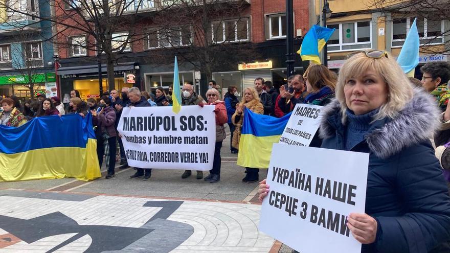 Un momento de la concentración en Gijón contra la invasión de Rusia.