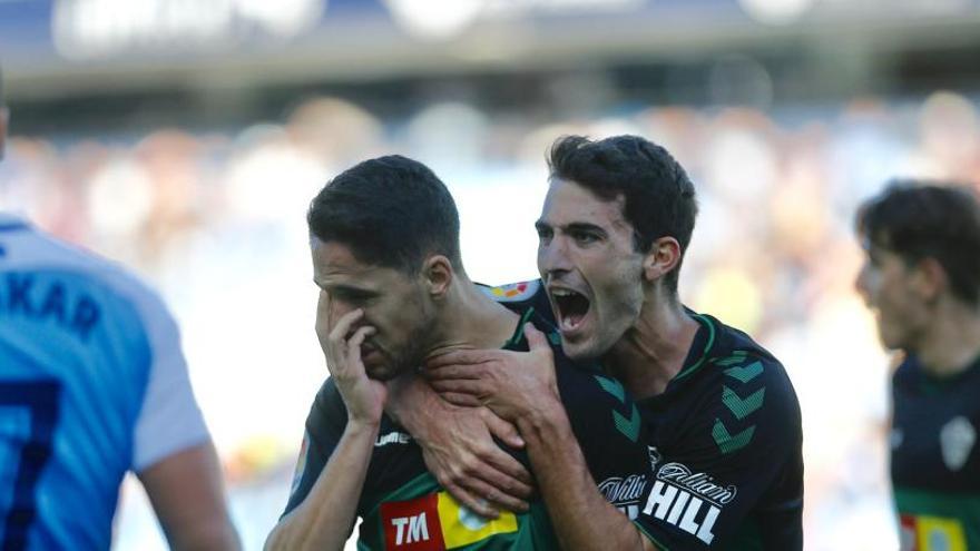 Fidel celebra con Claudio Medina uno de los goles del Elche