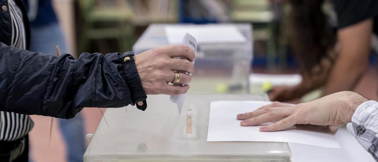 Un hombre vota en las últimas elecciones.