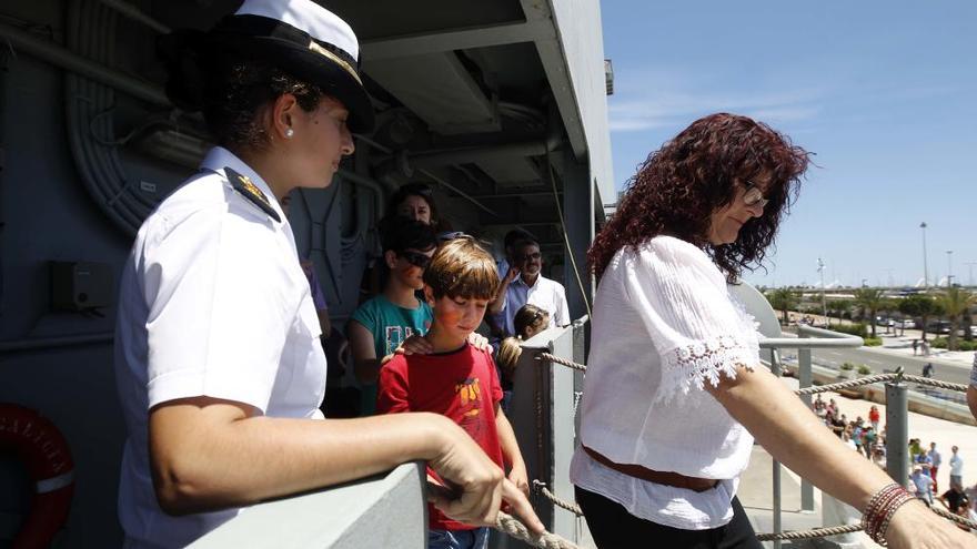 Colas para visitar dos navíos de la Armada