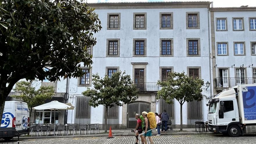 El Ministerio del Interior rehabilitará la antigua comisaría (de frente) situada en la avenida de Rodrigo de Padrón para albergar al menos dos brigadas policiales / antonio hernández