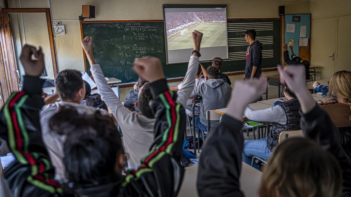 BARCELONA 23/11/2022 SOCIEDAD. El Mundial en las aulas. Pieza explicando cómo algunos coles aprovechan el tema con fines educativos. Escuela Sagrado Corazón Besós. Alumnos en una clase de catalán practican como comentaristas de futbol del mundial. AUTOR: MANU MITRU