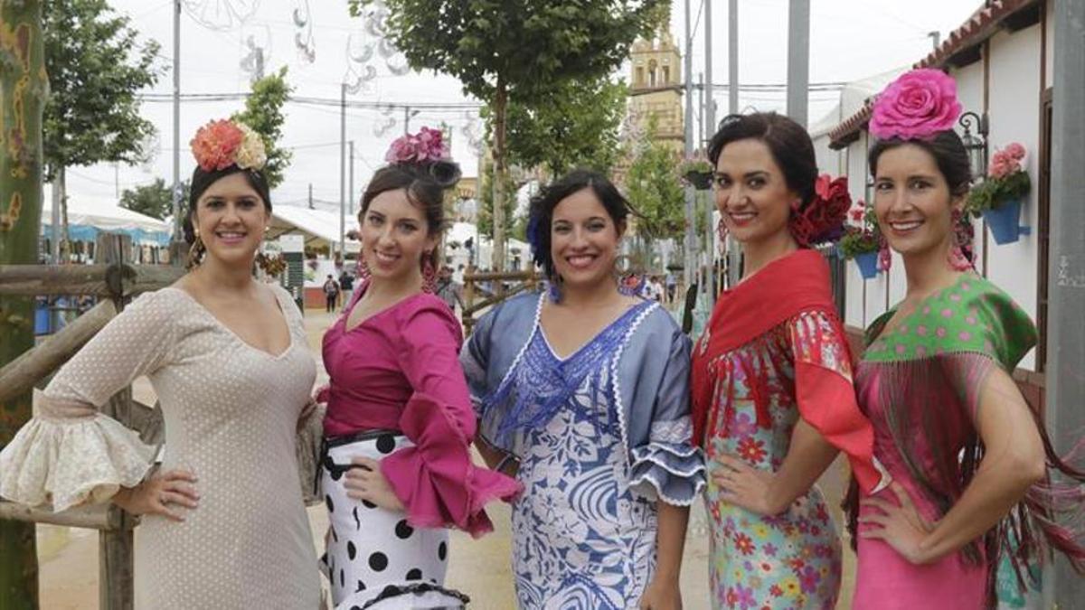 Mujeres en traje de gitana durante la Feria de Córdoba.