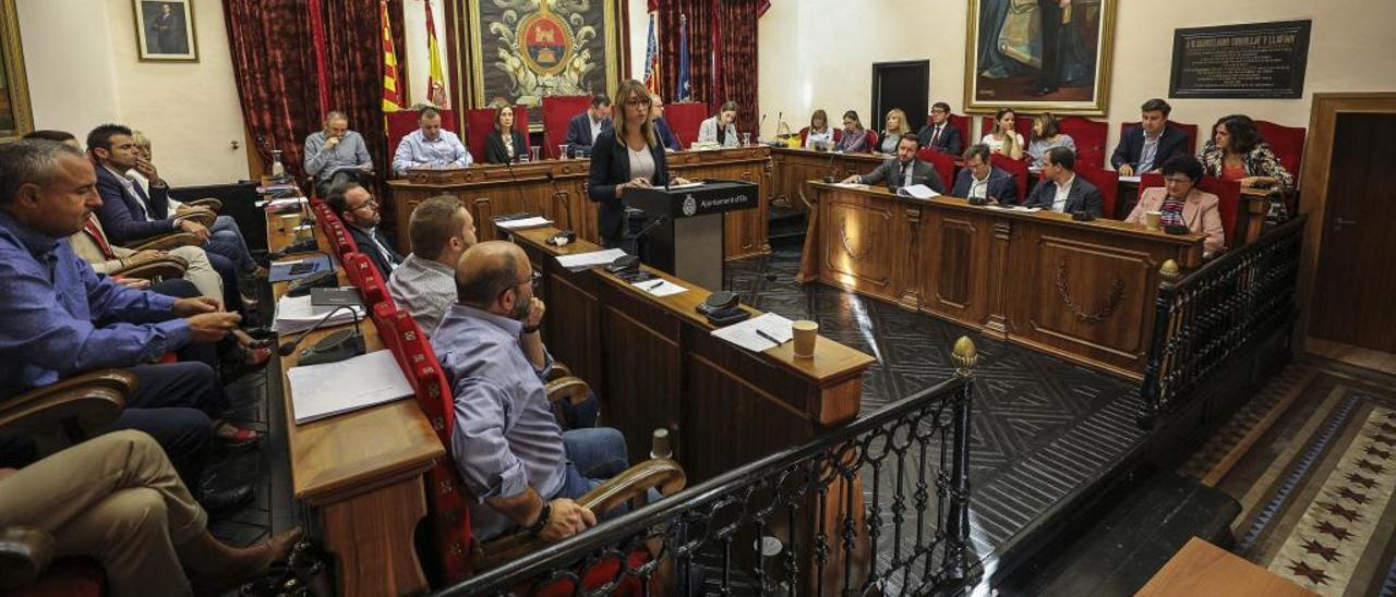 Un instante del pleno extraordinario celebrado ayer en el Ayuntamiento de Elche para aprobar la subida de impuestos, tasas y precios públicos.