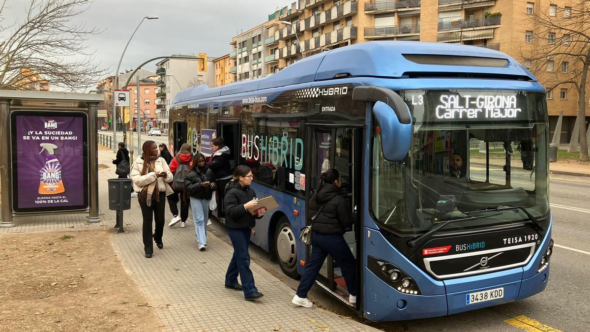 Un bus de la línia L3 que connecta Salt i Girona.