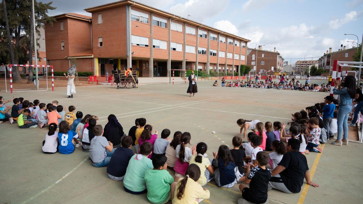 Niños en el patio de un colegio de Vila-real, durante una actividad lúdica.