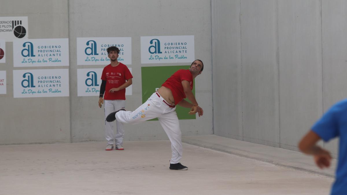 Després de catorze jornades, la competició ha determinat els quatre equips que jugaran les eliminatòries pel campionat de la Primera categoria de la Lliga de Llargues Trofeu Diputació d'Alacant