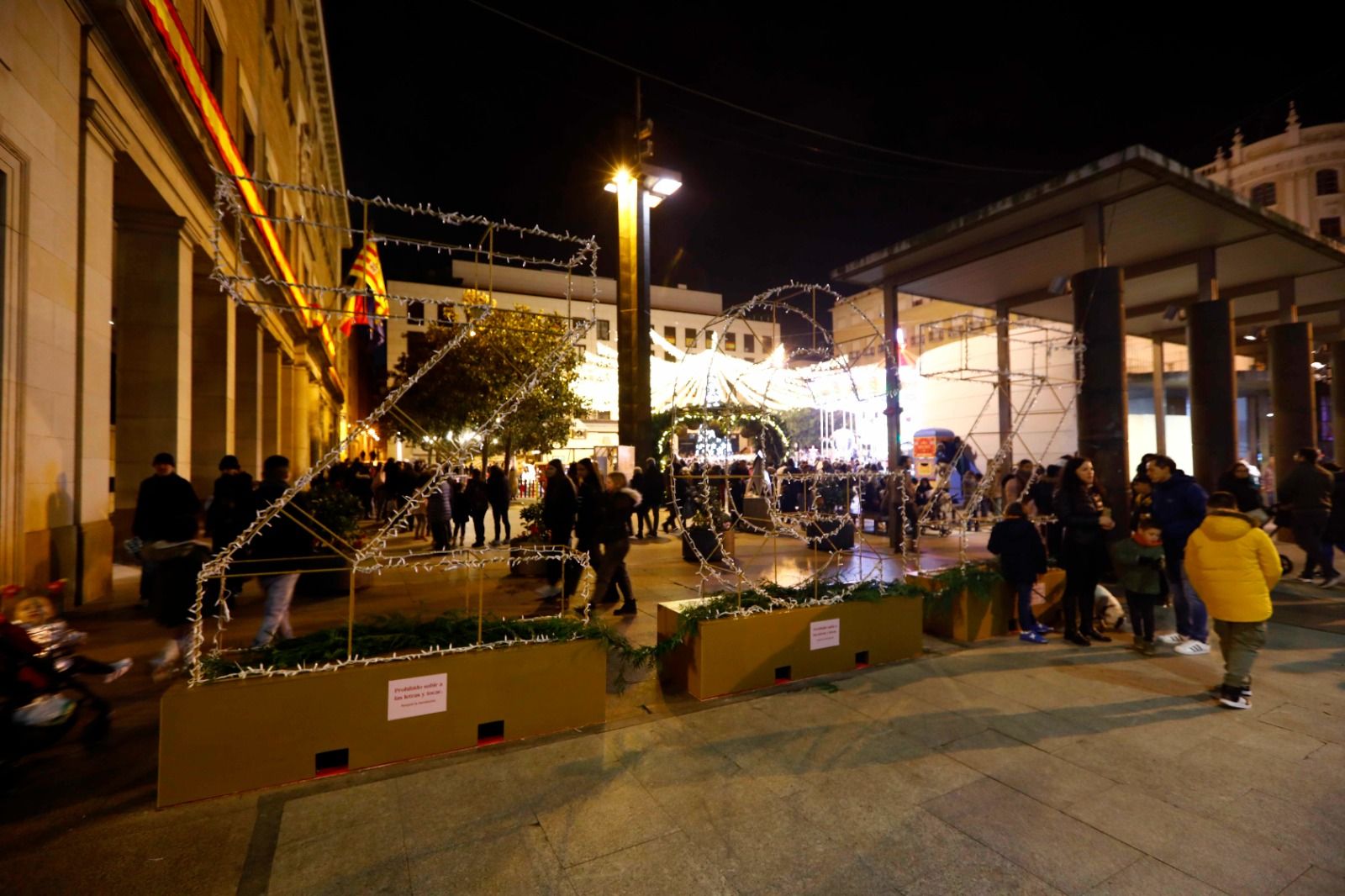 Ni el frío ni el puente pueden con el mercadillo navideño de la plaza del Pilar