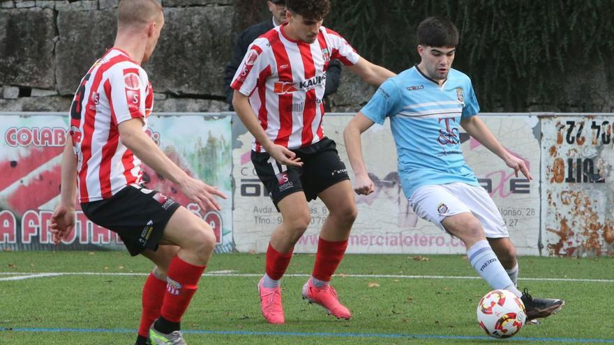 Una acción del duelo de ayer entre Moaña y Juvenil de Ponteareas. | Santos Álvarez