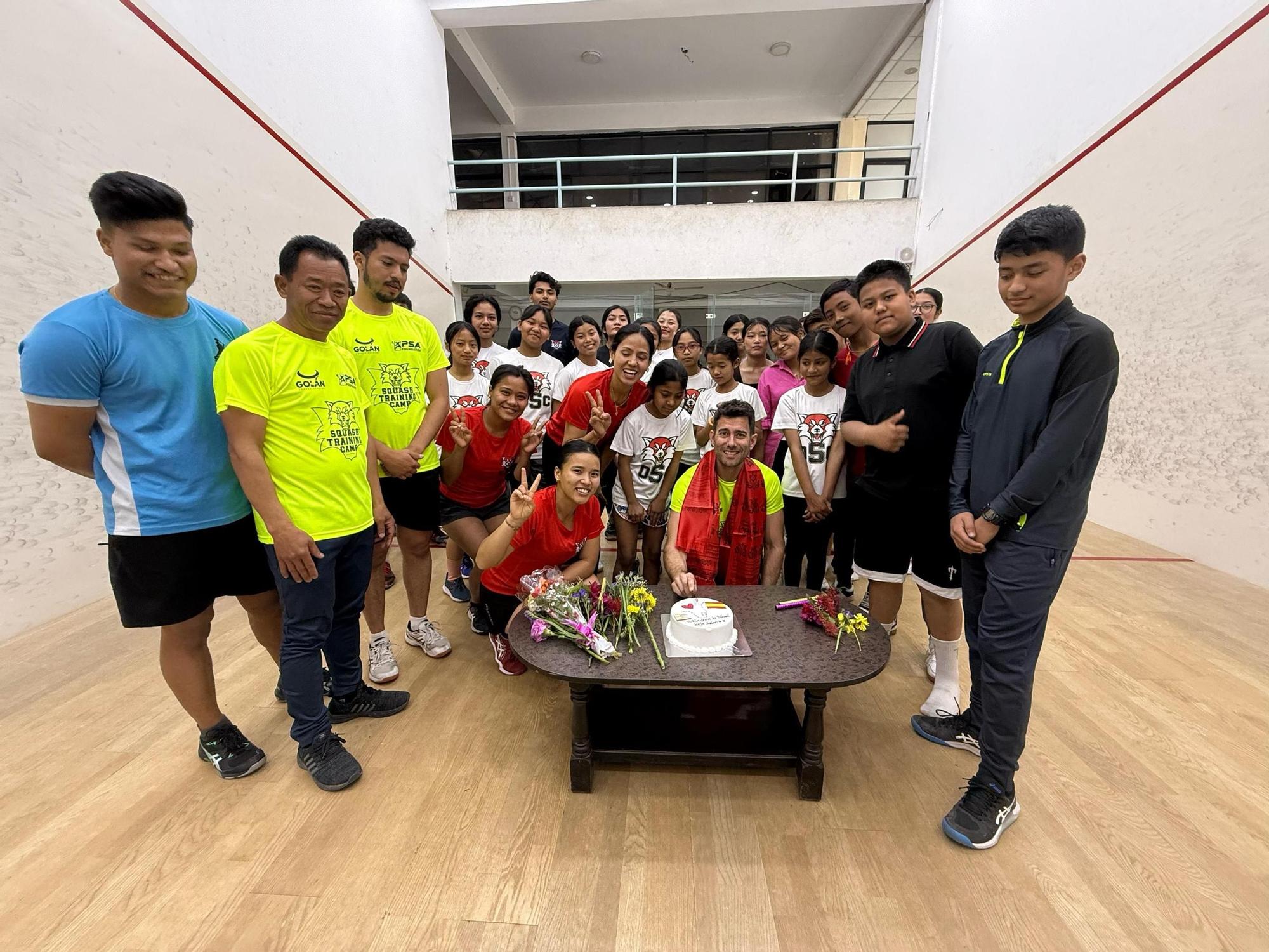 Borja Golán en Katmandú, donde está impartiendo clases de squash a jóvenes con pocos recursos de la mano de SOS Nepal