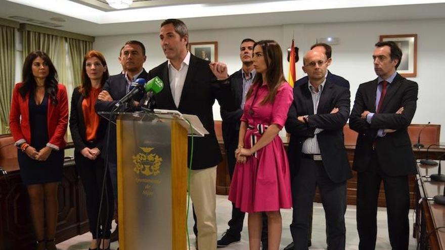 Maldonado, rodeado de sus concejales y apoyado por Teresa Pardo y Carlos Hernández White, en la rueda de prensa.