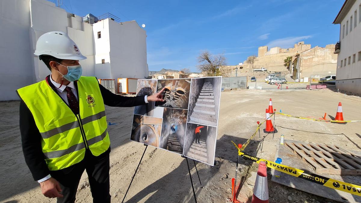 El alcalde mostrando las imágenes del refugio en las obras de remodelación de la Plaza de Arriba.