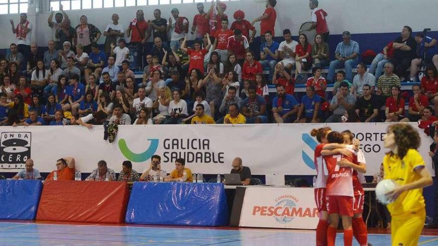 Las jugadoras del Poio celebrando un gol en el pabellón de A Seca. // Gustavo Santos