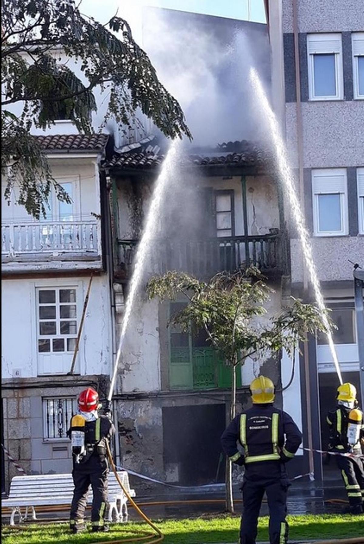 Bomberos trabajan desde el exterior por el riesgo de colapso de edificio de la plaza Enrique IV