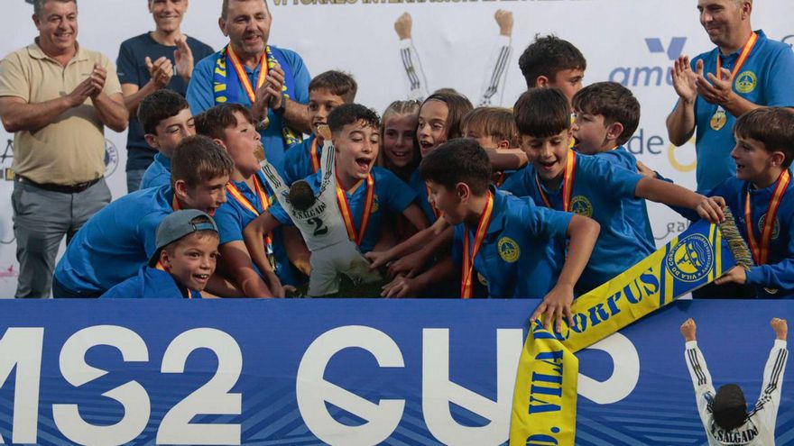 Los jugadores del Vila do Corpus celebran su victoria en benjamines. | Adrián Irago