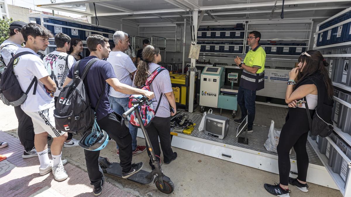 Alumnos del modulo de hostelería del IES Canastell De San Vicente visitan el ecoparque móvil