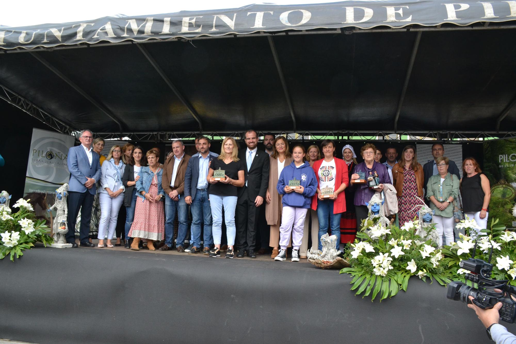 Foto de familia de los galardonados con cuantas personalidades les entregaron los premios, ayer en Infiesto.