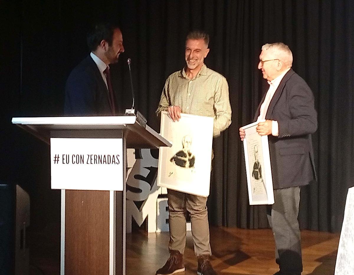 O alcalde, esquerda, agasallou aos conviados cuns debuxos, obra de Alfonso Costa.