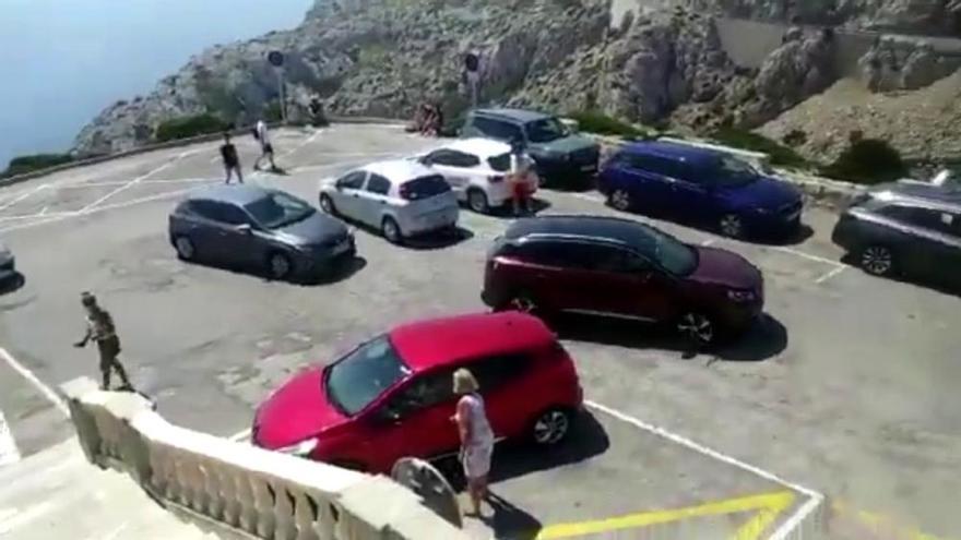 Los coches siguen subiendo al faro de Formentor