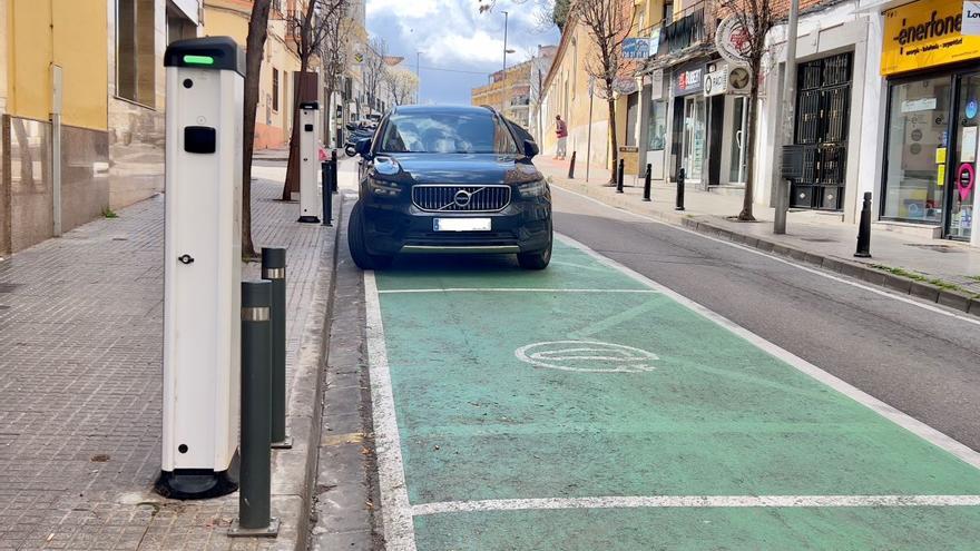 El Ayuntamiento de Mérida instala dos nuevos puntos de recarga semi-rápida en la calle Almendralejo