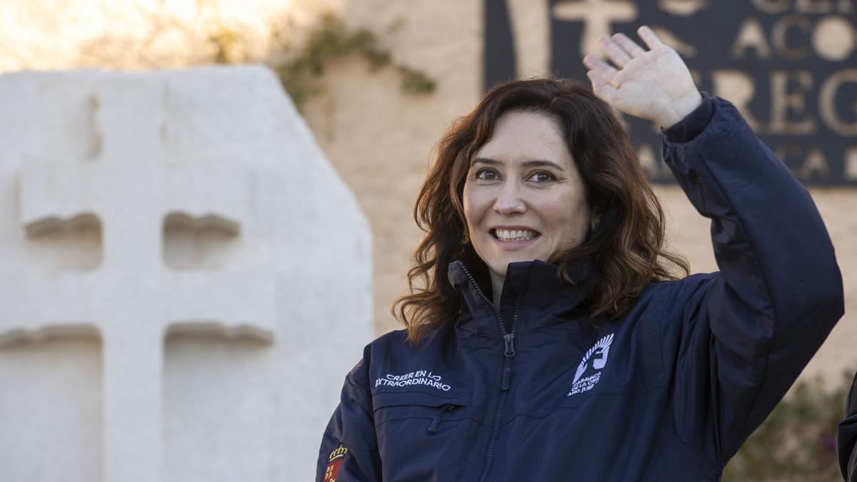 Isabel Díaz Ayuso este domingo durante su visita a Caravaca de la Cruz, en Murcia.