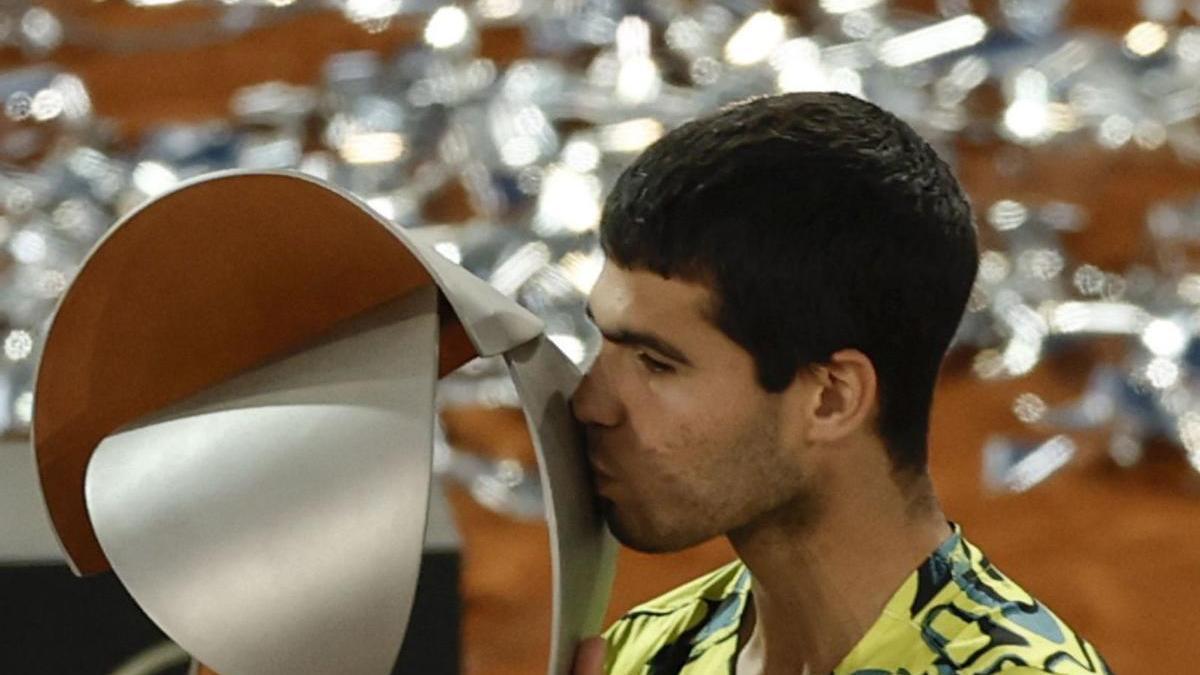 Carlos Alcaraz besa el trofeo tras una final dura donde Struff le llevó al límite. | EFE/SERGIO PÉREZ