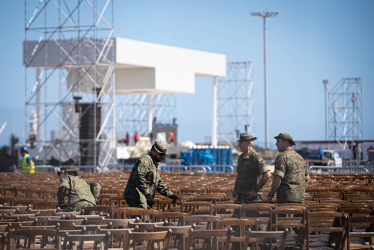 El Ejército coloca las sillas para la misa del papa León XIV en el puerto de Santa Cruz de Tenerife