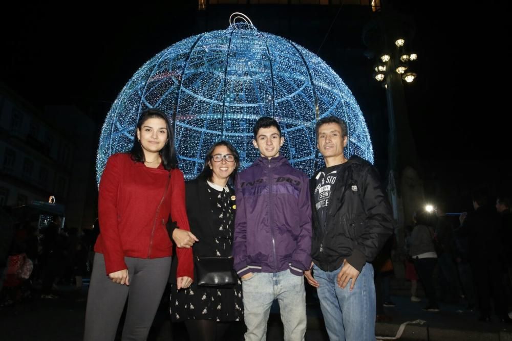 La gran bola navideña de Vigo muestra sus colores