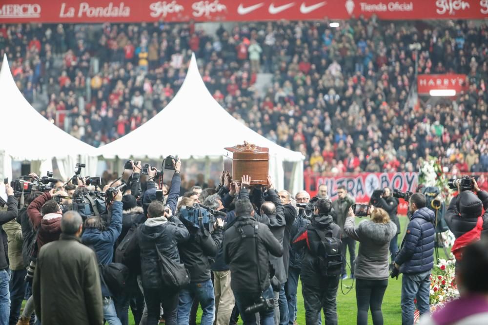 Miles de personas despiden a Quini en un abarrotado estadio de El Molinón