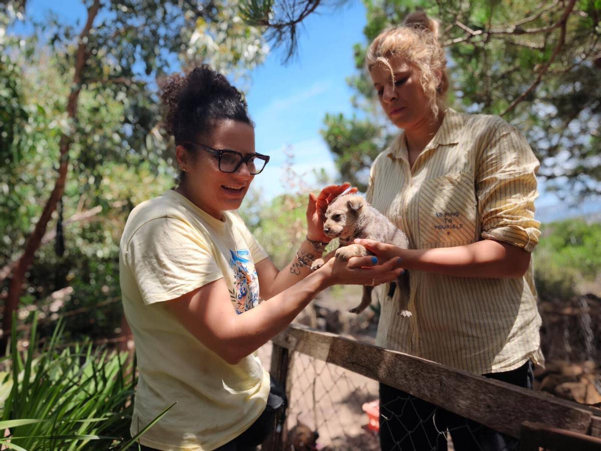 Laura y Meri, la propietaria del refugio en Marruecos.