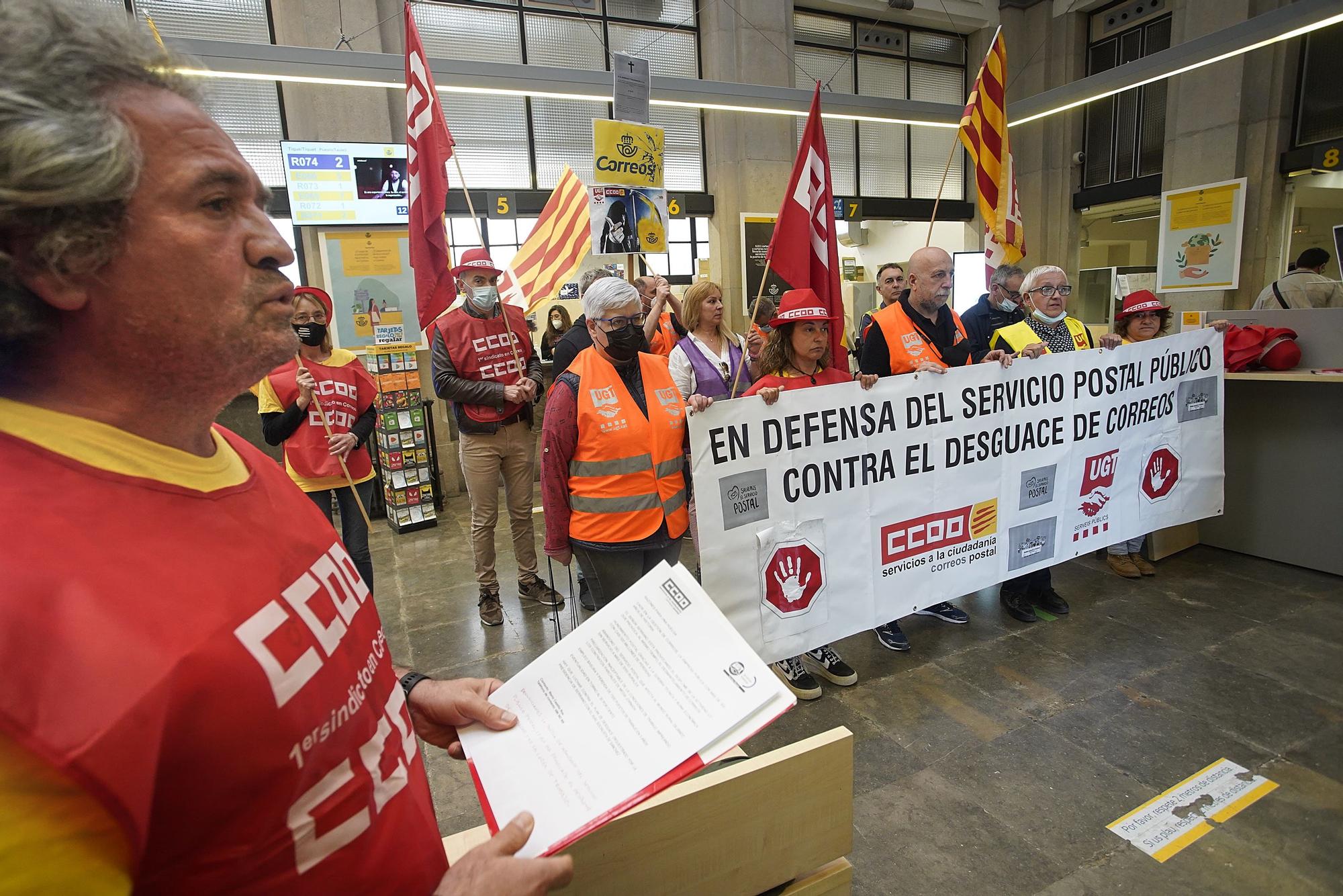 Treballadors de Correus de Girona es «tanquen» per denunciar el «desmantellament» del servei