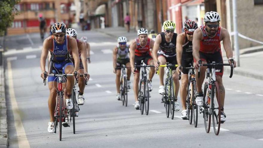 Uno de los grupos que se formaron en el sector de bicicleta del Triatlón &quot;Villa Marinera de Luanco&quot;.