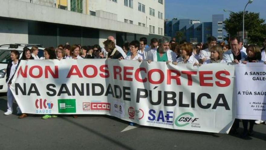 Decenas de sanitarios se manifiestan, ayer, frente al Hospital de A Coruña. / la opinión