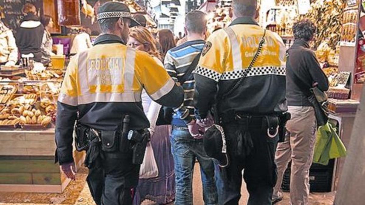 La Guardia Urbana detiene a un carterista en la Boqueria.