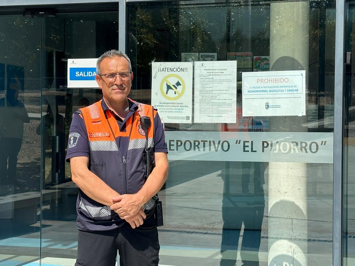 José Luis Gómez Arribas, coordinador del servicio municipal de Protección Civil de Navalcarnero, en el Polideportivo Municipal El Pijorro, convertido estos días en refugio para vecinos evacuados por los incendios.