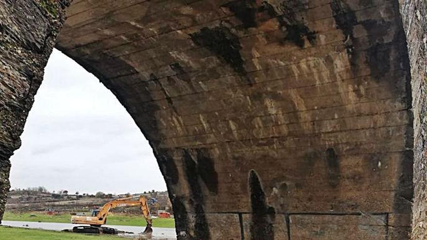 Vegalatrave culmina la restauración del puente de piedra construido en 1934