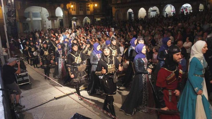 Desfile del grupo folclórico de Argentina en la Praza Maior de Ourense. // Iñaki Osorio