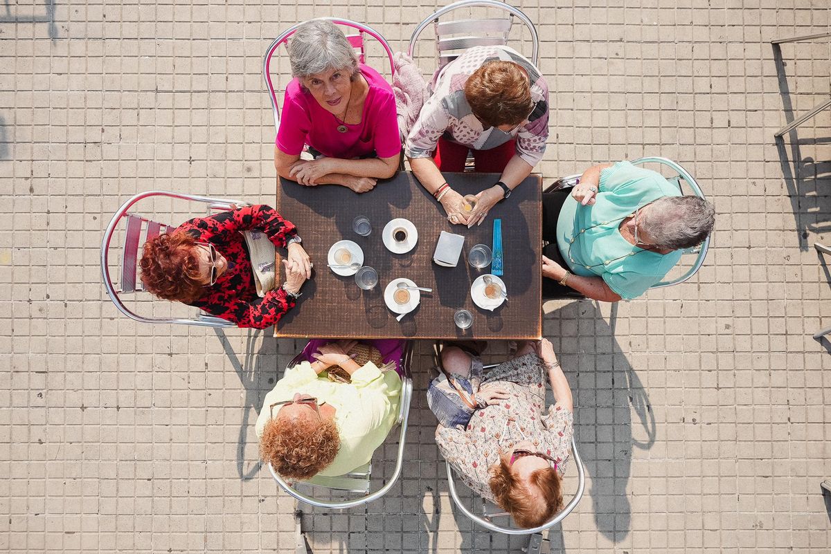 Protagonistas de 'Ellas en la ciudad' compartiendo un café en una terraza de Sevilla.