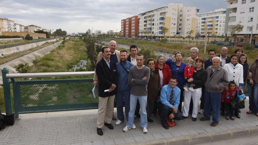 Vecinos de La Virreina Alta afectados por los vertidos, con el concejal Antonio Serrano en 2009.