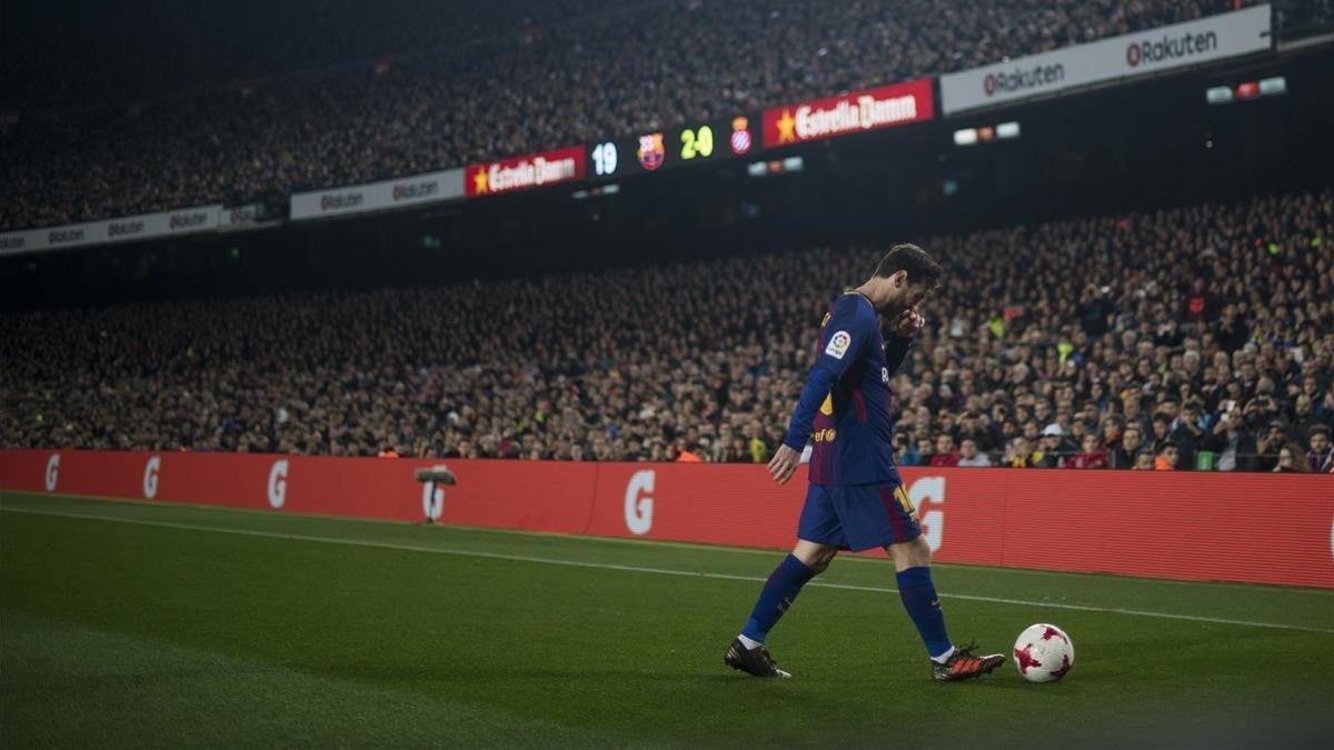 Messi se dispone a lanzar un saque de esquina en el duelo copero con el Espanyol en el Camp Nou.