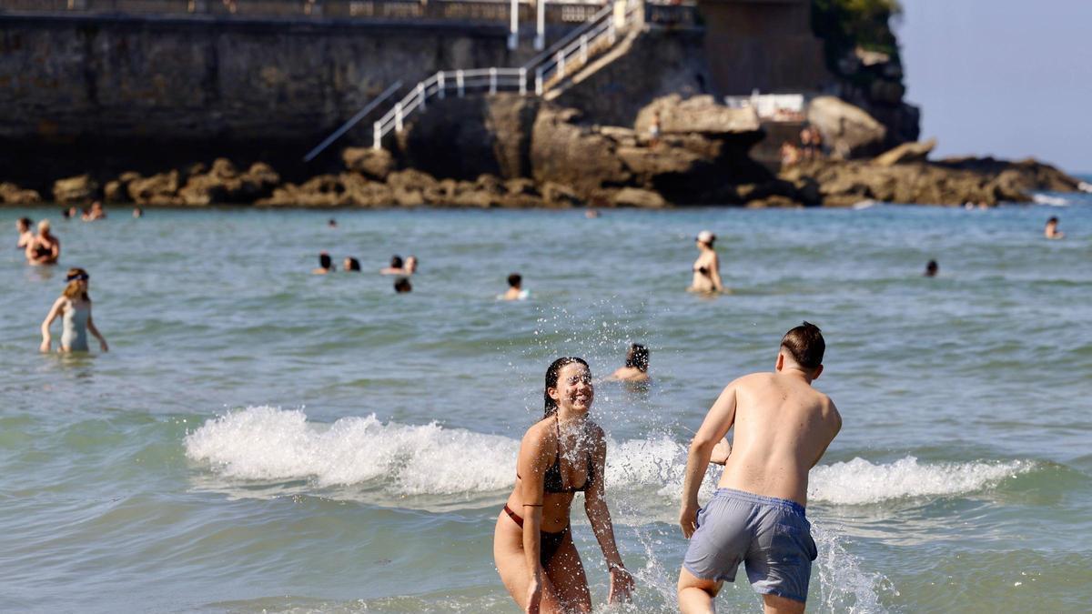 San Lorenzo llena de bañistas para combatir el calor en Gijón.