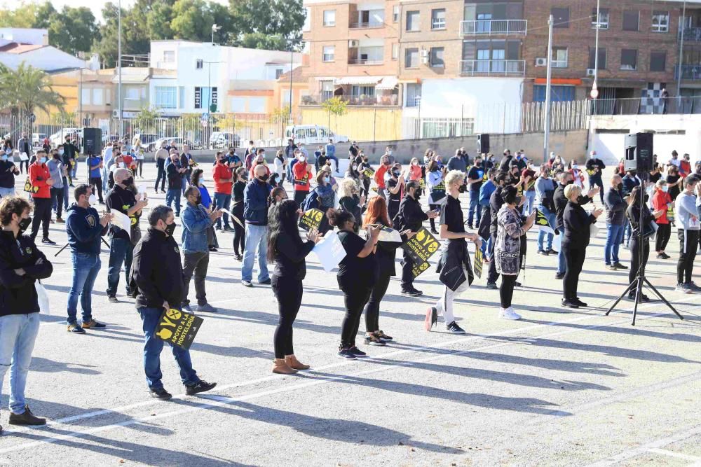 Hosteleros colapsan el centro de Lorca reclamando la apertura de sus negocios