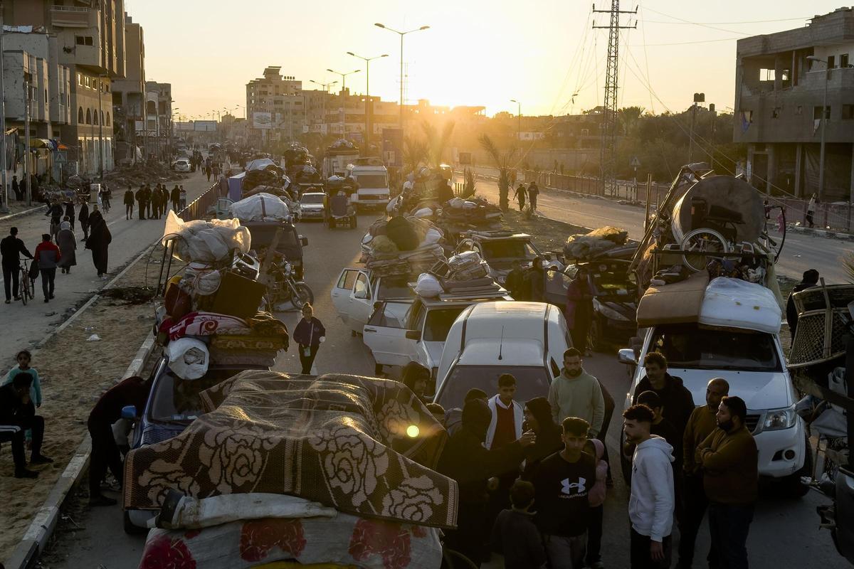 Cientos de palestinos esperan a la retirada israelí del Corredor Netzarim para volver a sus casas en el norte de Gaza.