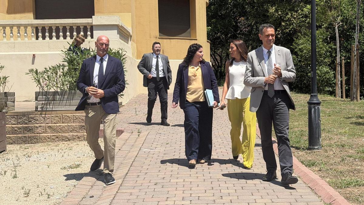 La consellera d'Educació, Esther Niubó, i el secretari de Millora Educativa, Ignasi Giménez, durant un recés de la reunió amb els sindicats