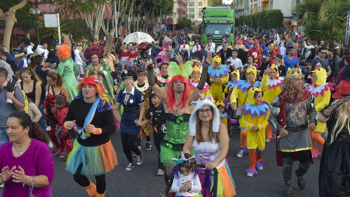 La cabalgata del carnaval de Telde celebrada en junio