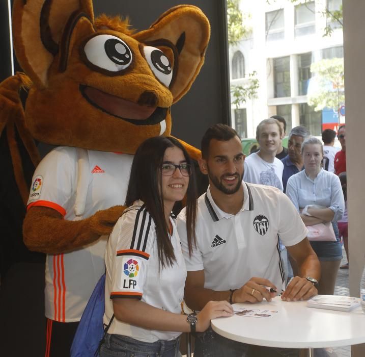 La presentación de Martín Montoya en imágenes